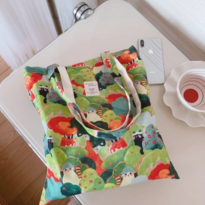 Détail du sac cabas en toile avec imprimés d'animaux de la forêt et poignées solides
