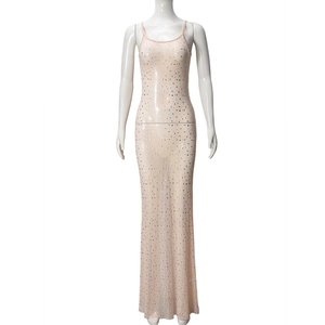 Vue détaillée des paillettes argentées sur une robe moulante rose poudré à bretelles