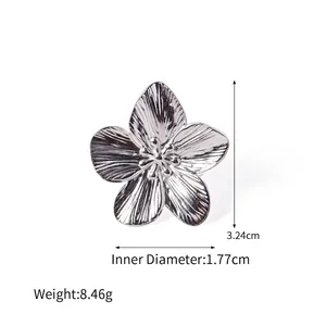 Détails de la bague plissée en forme de fleur montrant ses dimensions et son poids précis