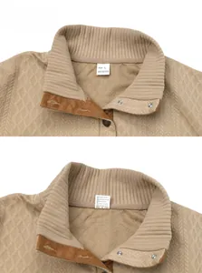Detail van beige herensweatshirt met ruitpatroon en bruine suède bies bij de opstaande kraag