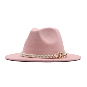 Chapeau fedora en laine rose avec corde beige et chaîne dorée sur fond blanc propre