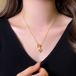 Collier avec pendentif fleur plaqué or 18k minimaliste avec zircon pour femme chic