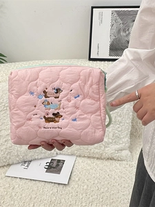 Leuke roze gewatteerde make-uptas met hondenborduurwerk voor reizen en toiletartikelen