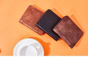 Details von Herren-Bifold-Brieftaschen in braunem und schwarzem Vintage-Strukturleder