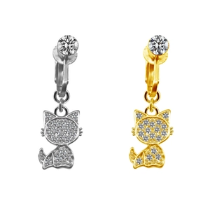 Détail de clips d'oreilles en forme de chat avec strass étincelants en or et argent