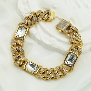 Dettaglio del bracciale a catena cubana dorata con diamanti e grandi cristalli rettangolari