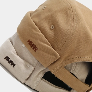 Gros plan sur le bonnet Miki en coton avec broderie MHHH en kaki et beige