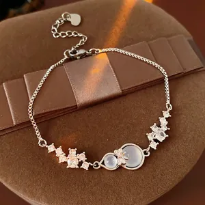 Sparkling zircon bow and gourd charm bracelet in silver with cat's eye stones on a box chain