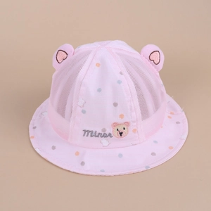 Vista dettagliata del cappello da sole rosa per neonato con graziose orecchie orso