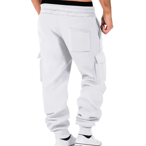 Rückansicht der weißen Herren-Cargo-Jogger mit taillierter Passform und funktionalen Taschen