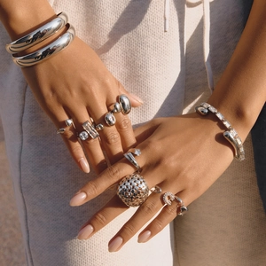 Ensemble de bijoux en acier argenté avec bagues évidées et bracelets en cristal