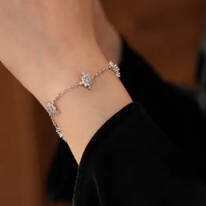 Bracelet flocon de neige en argent avec zircons brillants pour un look élégant et chic