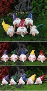 Detailansicht von 5 bunten Harz-Gartenstatuen in einer Miniatur-Mooslandschaft