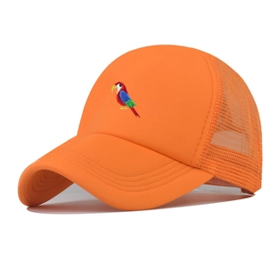 Detail der orangefarbenen Trucker-Cap mit Papageien-Stickerei und atmungsaktivem Mesh