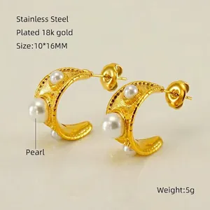Detail view of gold C-shape earrings with pearls and dimensions 10*16MM