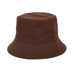 Chapeau cloche marron classique avec un tissu résistant et un large bord de protection