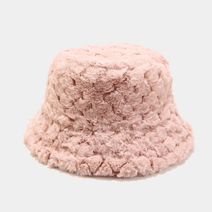 Détail du chapeau bob en fausse fourrure rose montrant la texture douce pelucheuse