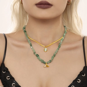 Collier à deux rangs doré avec pendentif queue de poisson et perles en pierre verte