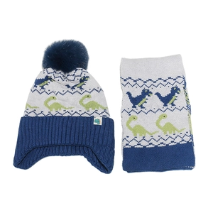 Détail de l'ensemble bonnet et écharpe en tricot pour enfants avec motif dinosaure