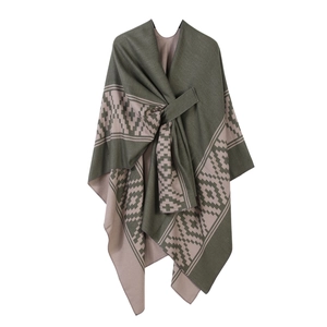 Poncho mit olivegrünem und beigem geometrischem Muster und vorderem Bindeband