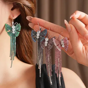Orecchini vintage a farfalla con nappe in zircone nei colori verde, blu, viola e rosa