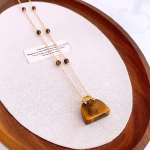 Collana vintage in oro con ciondolo a borsa in occhio di tigre e accenti di catena di perle
