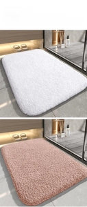 Tapis de bain épais en microfibre blanc et rose sur sol en marbre, éclairage doux