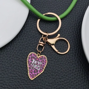 Porte-clés cœur doré avec motif léopard violet et gravure Love you sur cuir noir