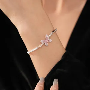 Bracelet élégant en argent avec papillon en zircon rose et cristaux pavés sur le poignet