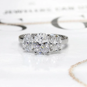 Elegante anillo de plata con tres circonitas de corte ovalado y engaste de cuatro garras