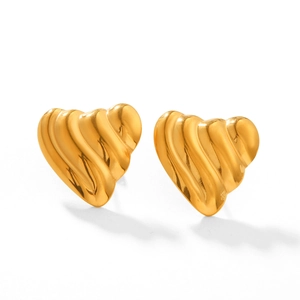 Détails des boucles d'oreilles cœur dorées avec texture ondulée et fini poli