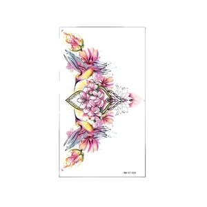 Tatuaggio temporaneo colorato con colibrì e fiori rosa e viola su sfondo bianco