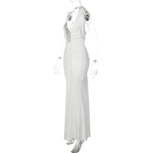 Détail de la robe licou blanche avec décolleté en V profond et élégant tissu froncé