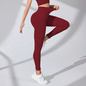Gros plan du legging de yoga côtelé sans couture montrant l'élasticité de la taille haute