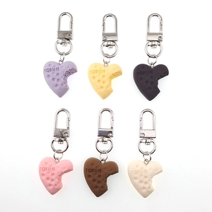 Set di sei portachiavi a forma di cuore di biscotto in colori vivaci in resina opaca