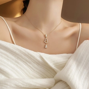 Collier pendentif gourde en acier inoxydable doré avec cristaux de zircone pour femme