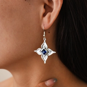 Dettaglio orecchino vintage in argento con cristallo blu indossato dalla modella