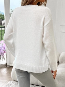 Vista posteriore del maglione in maglia bianca a maniche lunghe con texture morbida
