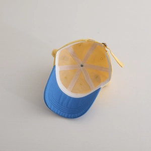Détail intérieur de casquette de baseball bicolore avec sangle réglable et coutures
