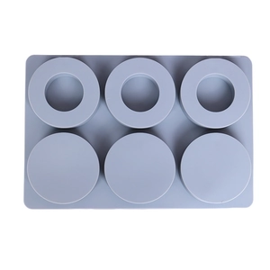 Détail d'un moule en silicone à 6 cavités avec formes d'anneaux et cercles pleins