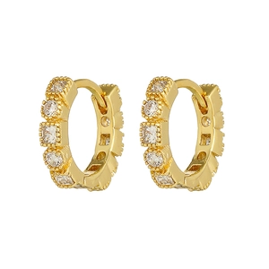 Elegantes pendientes de aro chapados en oro de 18K con circonitas cuadradas y redondas