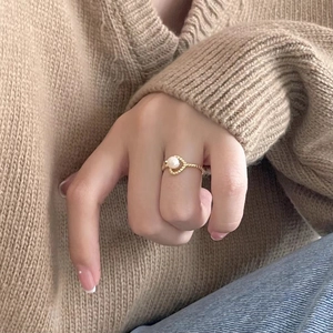 Minimalist 925 sterling silver pearl ring with twisted band worn by a model