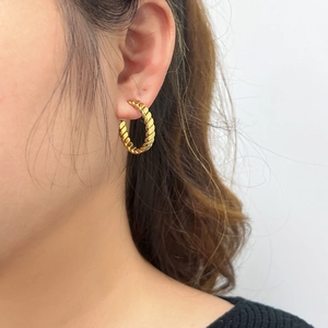 Chic 18K gold plated twisted hoop earrings featuring a minimalist rope texture design