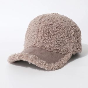 Detail der warmbraunen Sherpa-Baseballkappe mit kontrastierendem Kunstlederschirm