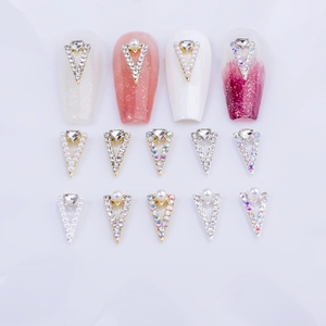 Ciondoli per nail art in lega a forma di V con perle e strass su base oro o argento