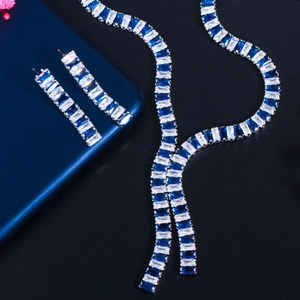 Dettaglio del set di gioielli da sposa con zirconi blu e trasparenti rettangolari