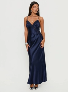 Dettaglio di un elegante abito lungo in raso blu navy con pizzo e trama effetto seta