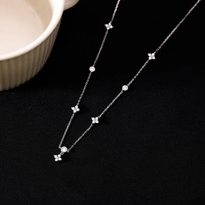 Elegant 925 silver four-leaf clover necklace with sparkling cubic zirconia tassels