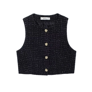 Gilet en tweed noir avec boutons dorés en forme de rose sur fond blanc, vue détaillée