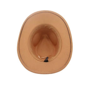 Dettaglio della fascia interna e dell'etichetta di un cappello fedora vintage cammello